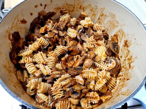 Pasta con ajo y setas {con mucho sabor umami} - Preparación paso 10