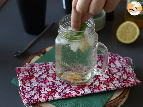 Coctel Hugo con vino espumoso - Preparación paso 4