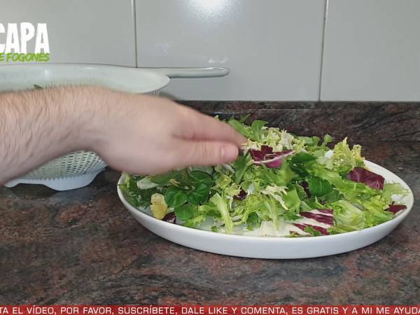 Ensalada templada de gulas y gambas - Preparación paso 1