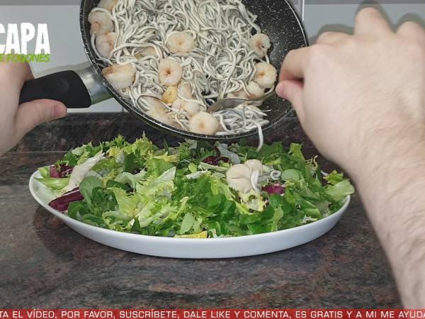 Ensalada templada de gulas y gambas - Preparación paso 2