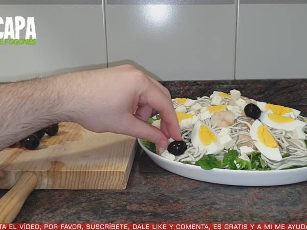 Ensalada templada de gulas y gambas - Preparación paso 3
