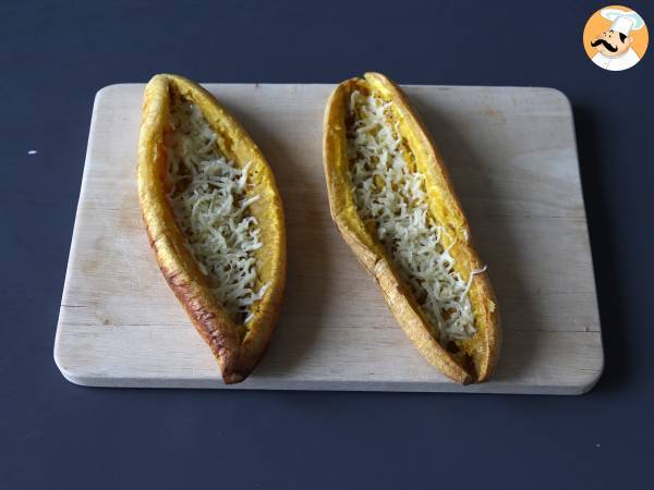 Plátanos al horno rellenos de carne desmechada y queso rallado - Preparación paso 7