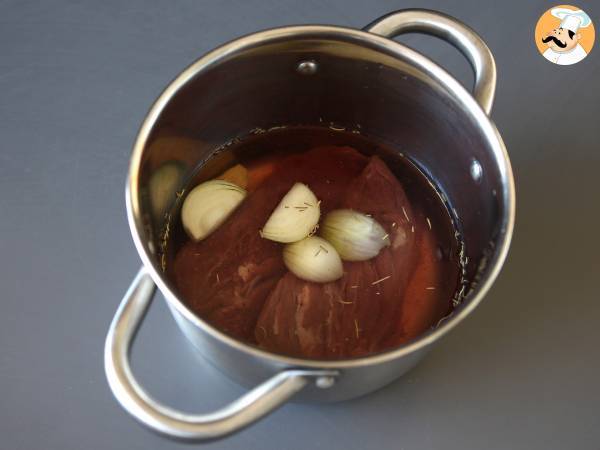 Platanos machos rellenos de carne desmechada y queso rallado - Preparación paso 1