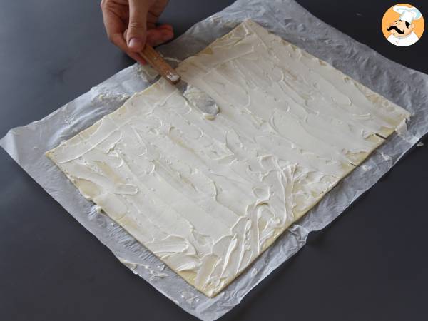 New York roll salado relleno con pesto y queso fresco. Receta con solo 4 ingredientes - Preparación paso 2