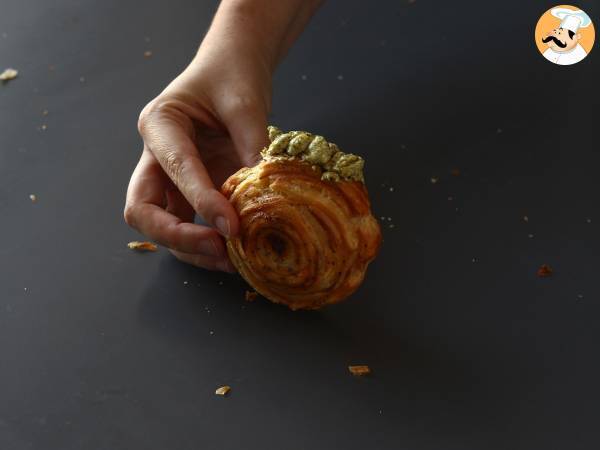 New York roll salado relleno con pesto y queso fresco. Receta con solo 4 ingredientes - Preparación paso 9