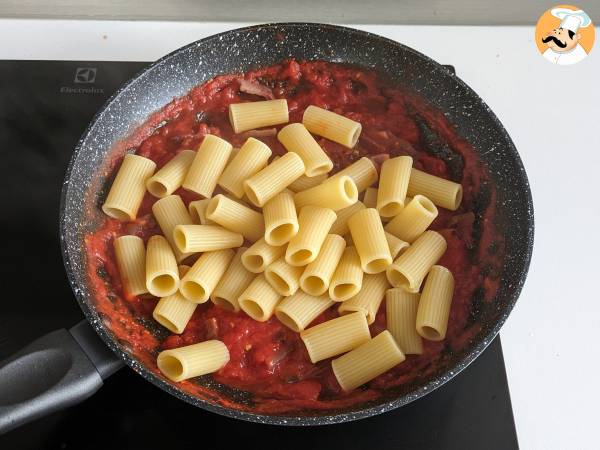 Pasta a la Amatriciana, una receta italiana llena de sabor y tradición - Preparación paso 8