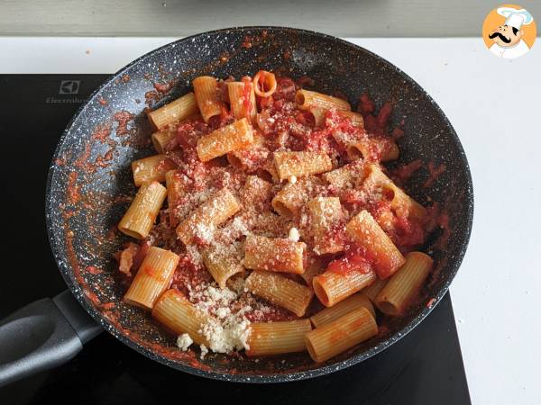 Pasta a la Amatriciana, una receta italiana llena de sabor y tradición - Preparación paso 9
