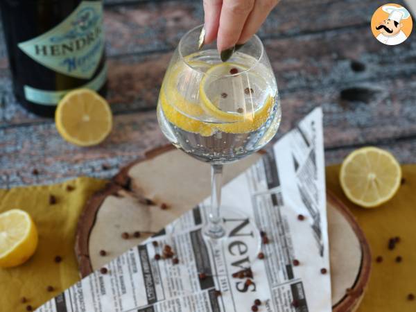 Gin Tonic, el coctel imprescindible para fiestas y reuniones entre amigos - Preparación paso 2