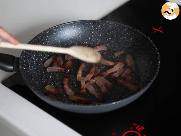 Espaguetis a la carbonara, la receta tradicional italiana - Preparación paso 3