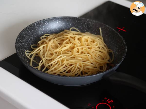 Espaguetis a la carbonara, la receta tradicional italiana - Preparación paso 6