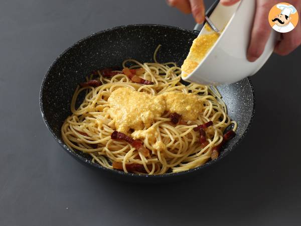 Espaguetis a la carbonara, la receta tradicional italiana - Preparación paso 7