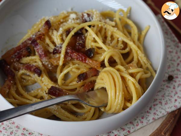 Espaguetis a la carbonara, la receta tradicional italiana - Preparación paso 8