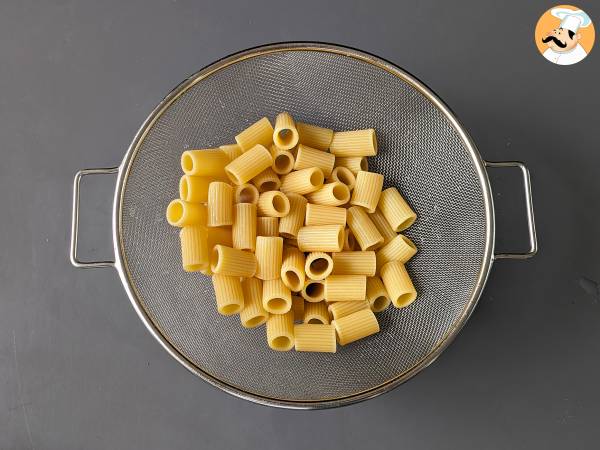 Pasta fría con crema de aguacate, almendras y tomates cherry - Preparación paso 1