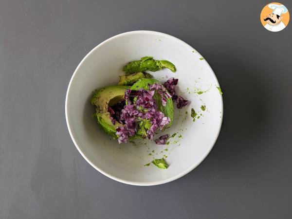 Pasta fría con crema de aguacate, almendras y tomates cherry - Preparación paso 2