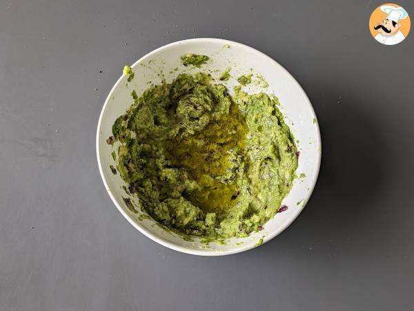 Pasta fría con crema de aguacate, almendras y tomates cherry - Preparación paso 3