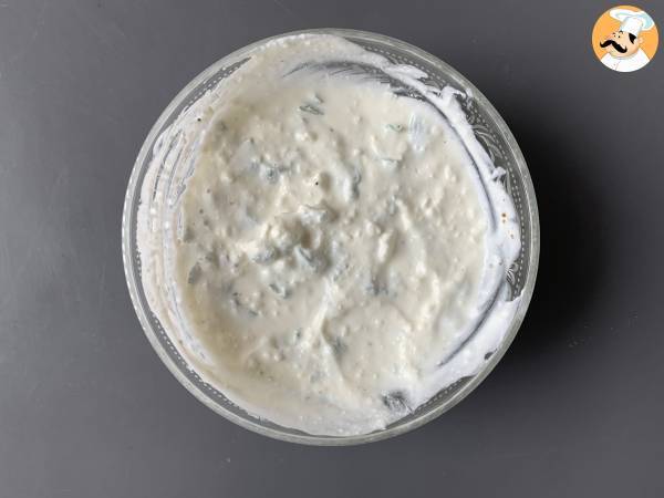 Salsa de yogur, queso feta, limón y menta - Preparación paso 1