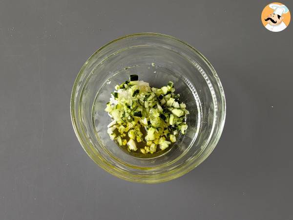Salsa de yogur griego, pepino y cebolla - Preparación paso 1
