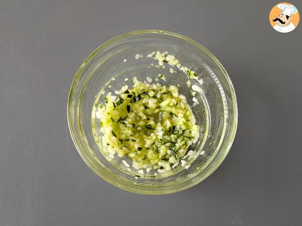 Salsa de yogur griego, pepino y cebolla - Preparación paso 2