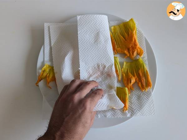 Pasta con flores de calabacín, ricotta y pistachos - Preparación paso 3