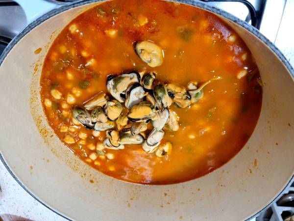 Garbanzos con mejillones, guiso de invierno - Preparación paso 10