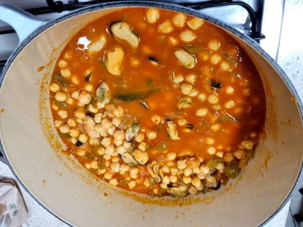 Garbanzos con mejillones, guiso de invierno - Preparación paso 11