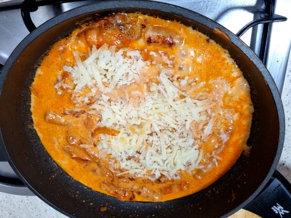 Salchipapas con queso - Preparación paso 8