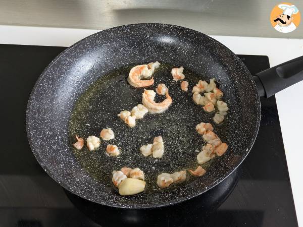 Tallarines de espirulina con gambas y limón, un plato saludable y lleno de sabor - Preparación paso 2