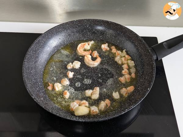 Tallarines de espirulina con gambas y limón, un plato saludable y lleno de sabor - Preparación paso 3