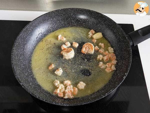 Tallarines de espirulina con gambas y limón, un plato saludable y lleno de sabor - Preparación paso 4
