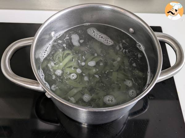 Tallarines de espirulina con gambas y limón, un plato saludable y lleno de sabor - Preparación paso 5