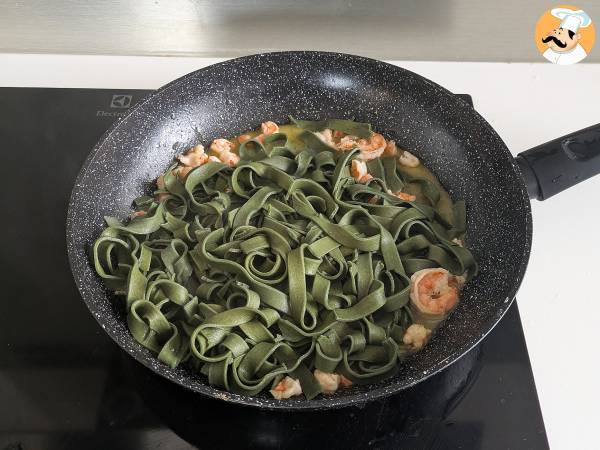 Tallarines de espirulina con gambas y limón, un plato saludable y lleno de sabor - Preparación paso 6
