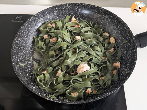 Tallarines de espirulina con gambas y limón, un plato saludable y lleno de sabor - Preparación paso 7