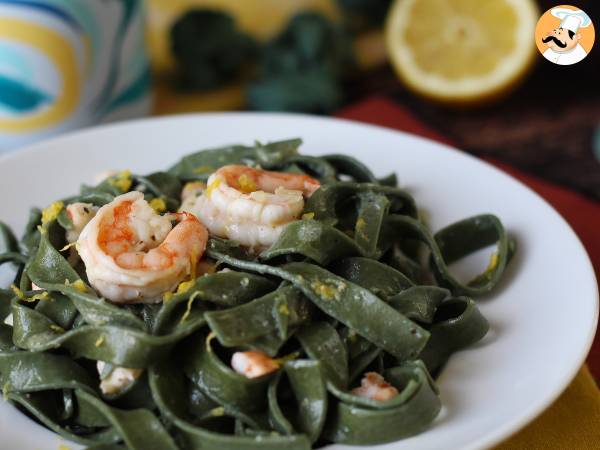 Tallarines de espirulina con gambas y limón, un plato saludable y lleno de sabor - Preparación paso 8
