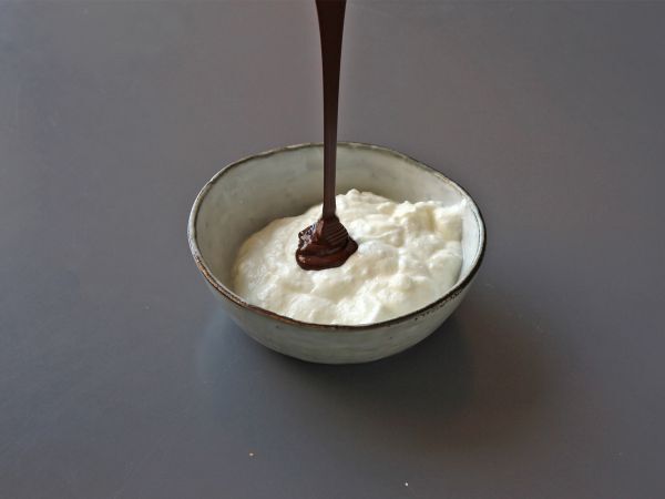 Mousse de chocolate proteica con whey, una receta ligera con solo 3 ingredientes - Preparación paso 1