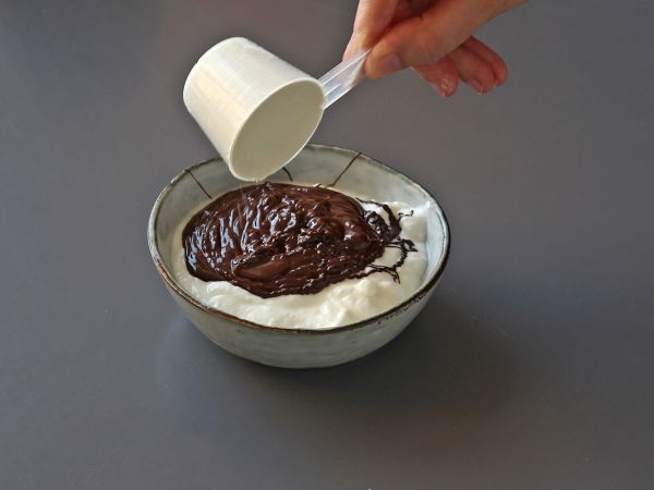 Mousse de chocolate proteica con whey, una receta ligera con solo 3 ingredientes - Preparación paso 2