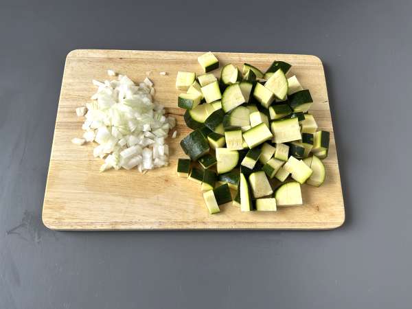 Crema de calabacín con manzana verde y yogur lista en 30 minutos - Preparación paso 1