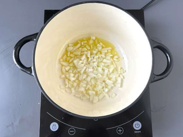 Crema de calabacín con manzana verde y yogur lista en 30 minutos - Preparación paso 2