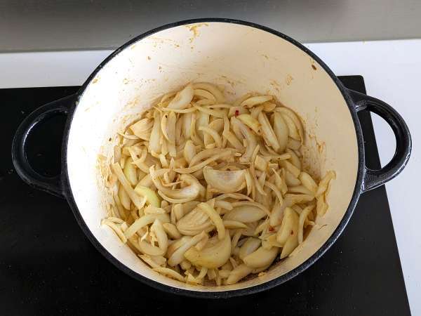 Pollo yassa, el guiso senegalés con limón y cebolla que conquista - Preparación paso 6