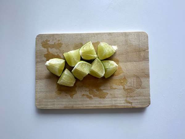 Caipirinha de lima: el cóctel brasileño más fácil y refrescante - Preparación paso 2