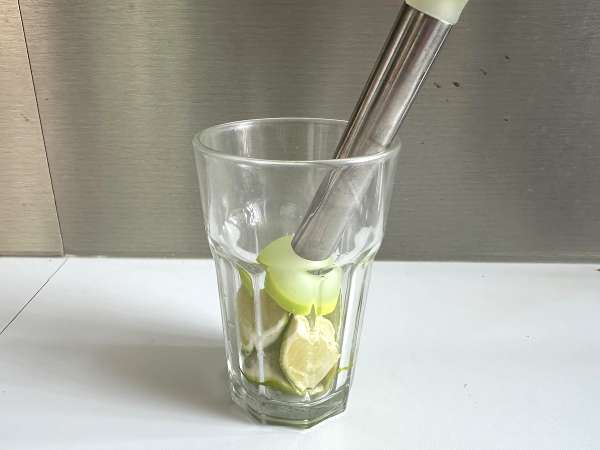 Caipirinha de lima: el cóctel brasileño más fácil y refrescante - Preparación paso 3