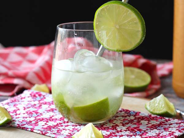 Caipirinha de lima: el cóctel brasileño más fácil y refrescante - Preparación paso 6