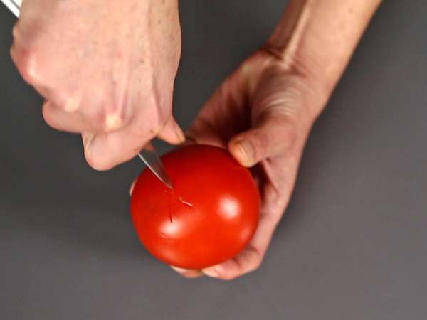 Salsa de tomate cruda al estilo mediterráneo, ideal como base para una pizza o una pinsa - Preparación paso 1