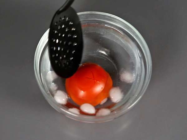 Salsa de tomate cruda al estilo mediterráneo, ideal como base para una pizza o una pinsa - Preparación paso 2