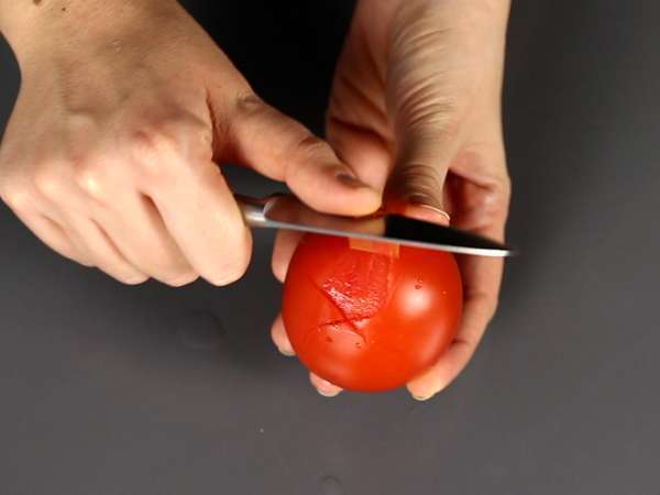 Salsa de tomate cruda al estilo mediterráneo, ideal como base para una pizza o una pinsa - Preparación paso 3