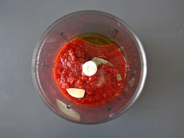 Salsa de tomate cruda al estilo mediterráneo, ideal como base para una pizza o una pinsa - Preparación paso 4