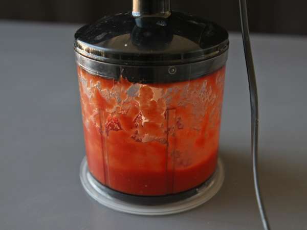 Salsa de tomate cruda al estilo mediterráneo, ideal como base para una pizza o una pinsa - Preparación paso 5