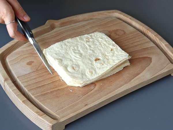 Brochetas de carne al horno con tortillas de trigo, la versión casera del lavash kebab - Preparación paso 1