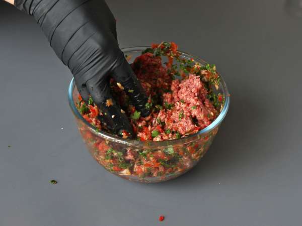 Brochetas de carne al horno con tortillas de trigo, la versión casera del lavash kebab - Preparación paso 4