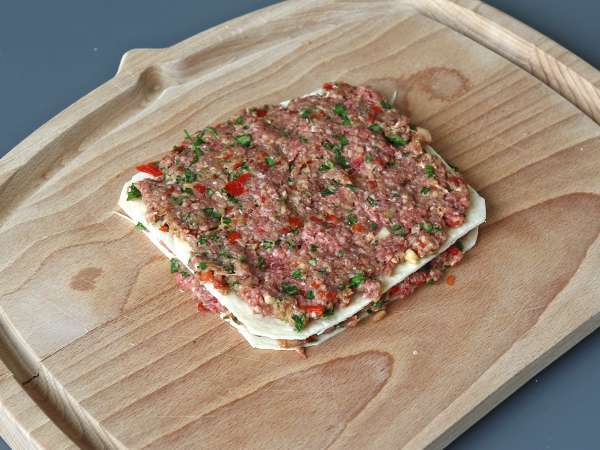 Brochetas de carne al horno con tortillas de trigo, la versión casera del lavash kebab - Preparación paso 5