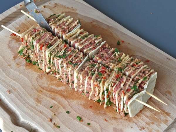 Brochetas de carne al horno con tortillas de trigo, la versión casera del lavash kebab - Preparación paso 10